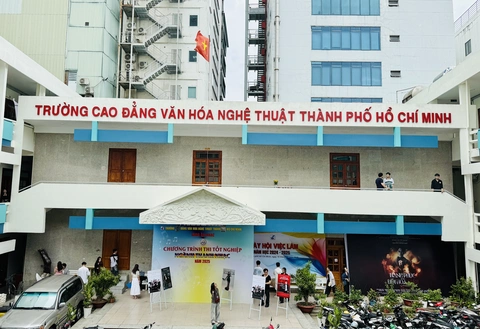 Thuê nhà hát thi tốt nghiệp hơn 100 triệu đồng, sinh viên té ngửa vì trường không đồng ý - Ảnh 1.