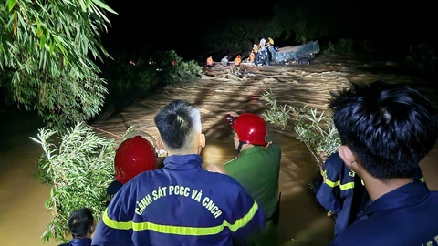 Xuyên đêm giải cứu 4 người dân mắc kẹt giữa dòng lũ - Ảnh 1.