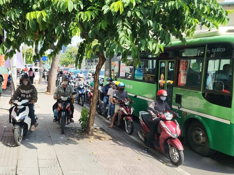 Phạt đến 6 triệu đồng, nhiều người vẫn 'tranh nhau' chạy xe máy lên vỉa hè - Ảnh 5.