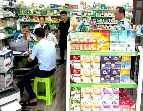 Chống buôn lậu, hàng giả 6-6: Tạm giữ 2 tấn táo đỏ và nhiều túi gân bò, vịt quay - Ảnh 1.