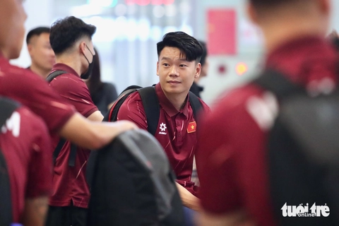 Tuyển thủ Việt Nam ngái ngủ trước giờ bay sang Malaysia - Ảnh 7.