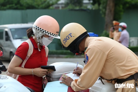 chạy xe lên vỉa hè - Ảnh 2.