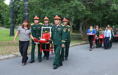An táng 10 hài cốt liệt sĩ được tìm thấy cùng di vật có tên, có di vật của nữ - Ảnh 1.