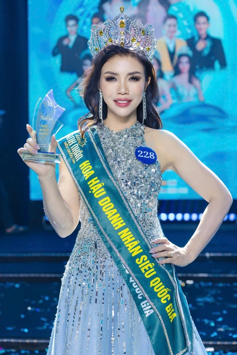Đinh Thị Hương Giang đăng quang Hoa hậu Doanh nhân Siêu quốc gia 2025 - Ảnh 3. Hoa hậu Doanh nhân - Ảnh 3.