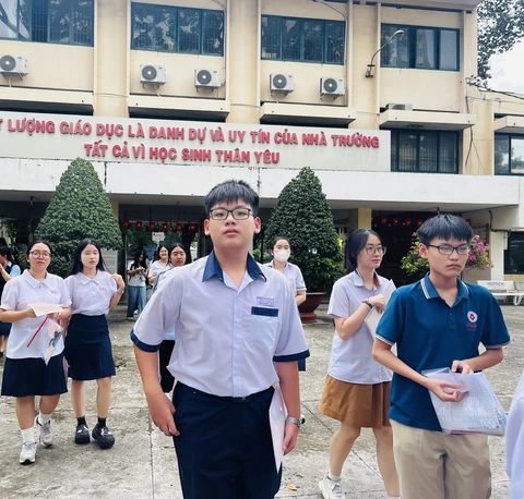 Thi vào lớp 10 tại TP.HCM: Một bài thi 2 màu mực bị lập biên bản cảnh báo bất thường - Ảnh 1.