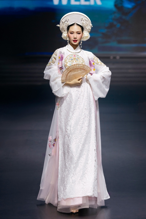 Hoa hậu Bùi Quỳnh Hoa nhảy hầu đồng trong thiết kế của Cao Minh Tiến - Ảnh 1. Bùi Quỳnh Hoa - Ảnh 1.