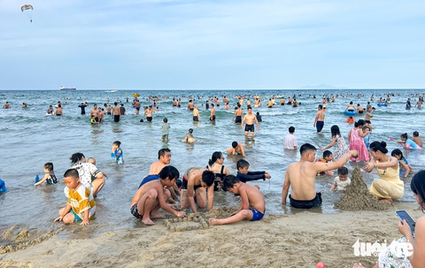 tắm biển - Ảnh 2.