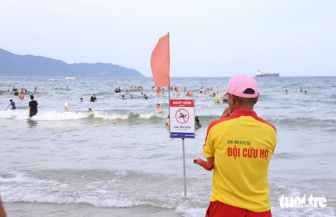 Bãi biển 'đẹp nhất hành tinh' đông nghịt với người dân tránh nóng - Ảnh 6.