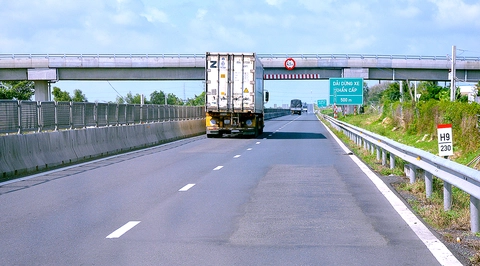 Mặt đường cao tốc Vĩnh Hảo - Phan Thiết bong tróc, yêu cầu nhà thầu sớm khắc phục - Ảnh 1.