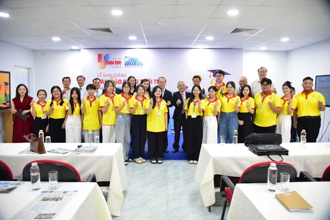Sinh viên Trường đại học Cửu Long học 'Làm báo cùng Tuổi Trẻ' - Ảnh 1.