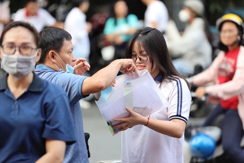 Trên 102.000 thí sinh Hà Nội bước vào kỳ thi tuyển sinh lớp 10 - Ảnh 8. Trên 102.000 thí sinh Hà Nội bước vào kỳ thi tuyển sinh lớp 10 - Ảnh 8.