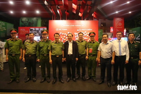 Mỹ Tâm, Tùng Dương, Đen Vâu làm bùng cháy đêm Gala 'Vinh quang Công an nhân dân Việt Nam' - Ảnh 1.