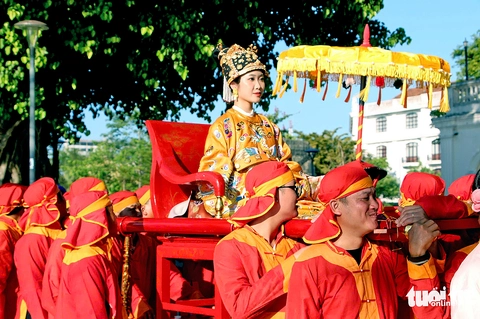 Cố đô Huế rực sắc với cả ngàn bộ cổ phục Việt diễu phố - Ảnh 1.