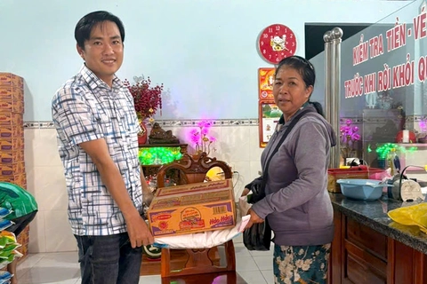 Nam công nhân trúng 14 tờ độc đắc sau khi dốc hết túi mua vé số trên đường về Đắk Lắk - Ảnh 2.