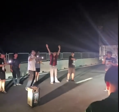 Xe đông lạnh chắn ngang, cao tốc Vĩnh Hảo - Phan Thiết kẹt dài, nhiều người xách loa hát live - Ảnh 3.