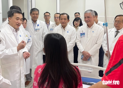 Ê kíp thông tim bào thai cho sản phụ người Singapore nhận bằng khen của bộ trưởng Bộ Y tế - Ảnh 1.