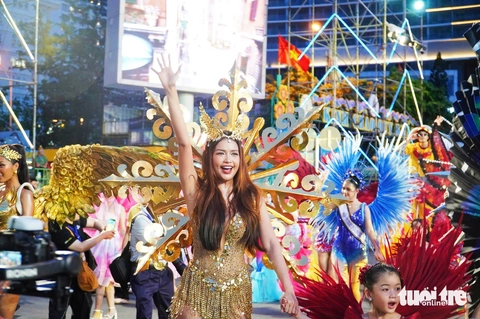 Rực rỡ lễ hội Carnival trên đường phố Nha Trang - Ảnh 6. Nha Trang - Ảnh 6.