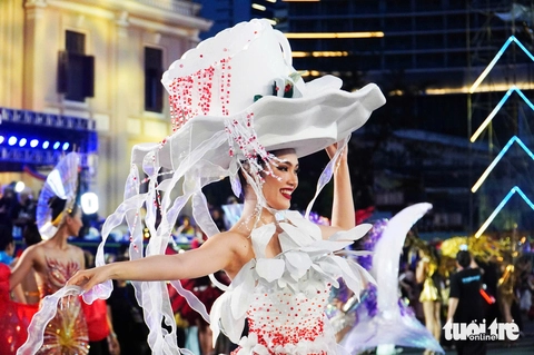 Rực rỡ lễ hội Carnival trên đường phố Nha Trang - Ảnh 8. Rực rỡ lễ hội Carnival trên đường phố Nha Trang - Ảnh 8.