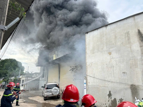 Xưởng phế liệu nằm cạnh dãy trọ bốc cháy ngùn ngụt - Ảnh 2. Xưởng phế liệu - Ảnh 2.