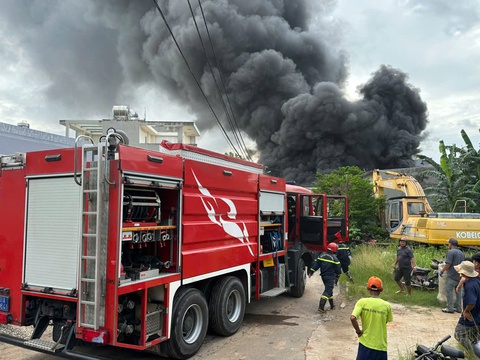 Xưởng phế liệu nằm cạnh dãy trọ bốc cháy ngùn ngụt - Ảnh 1. Xưởng phế liệu nằm cạnh dãy trọ bốc cháy ngùn ngụt - Ảnh 1.