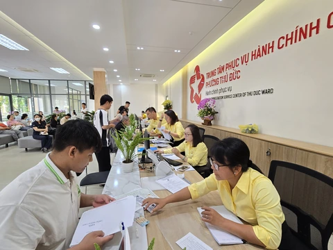 Thú vị robot phục vụ tại Trung tâm phục vụ hành chính công phường Thủ Đức - Ảnh 2.