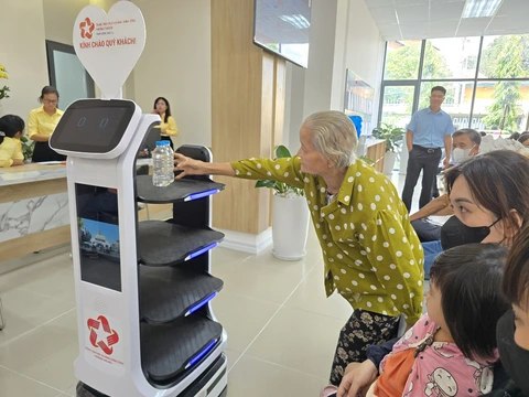 Thú vị robot phục vụ tại Trung tâm phục vụ hành chính công phường Thủ Đức - Ảnh 1.