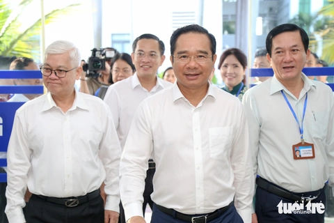 Chủ tịch UBND TP.HCM Nguyễn Văn Được khảo sát giờ làm việc đầu tiên của phường Dĩ An- Ảnh 2. Chủ tịch UBND TP.HCM Nguyễn Văn Được khảo sát giờ làm việc đầu tiên của phường Dĩ An - Ảnh 2.