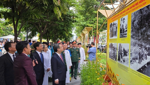 Nguyễn Văn Linh - Nhà lãnh đạo kiên định và sáng tạo của cách mạng Việt Nam - Ảnh 1. Trưng bày 100 ảnh tư liệu quý về cố Tổng Bí thư Nguyễn Văn Linh tại công viên Lam Sơn - Ảnh 1.