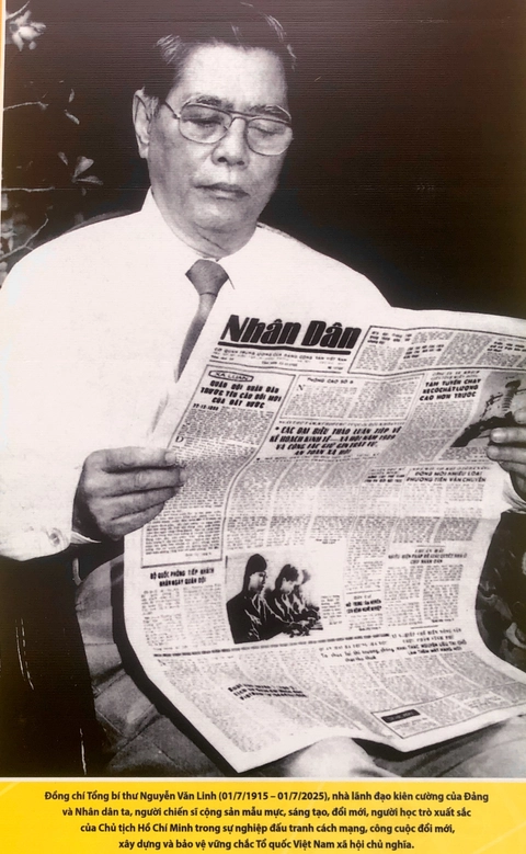 Nguyễn Văn Linh - Nhà lãnh đạo kiên định và sáng tạo của cách mạng Việt Nam - Ảnh 4. Trưng bày 100 ảnh tư liệu quý về cố Tổng Bí thư Nguyễn Văn Linh tại công viên Lam Sơn - Ảnh 4.