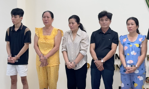 Công an TP.HCM bắt cặp vợ chồng sản xuất 70.000 chai dầu con Ó giả- Ảnh 1. dầu gió con ó - Ảnh 1.