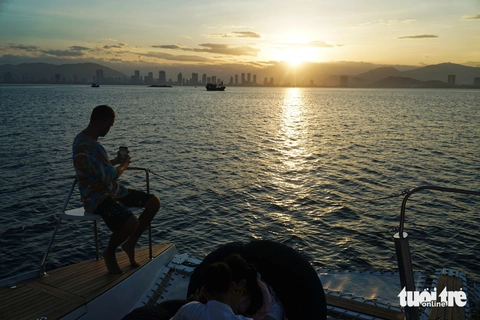 Ngắm vịnh Nha Trang từ du thuyền - Ảnh 6. Ngắm vịnh Nha Trang từ du thuyền không còn xa xỉ, khách Việt chuộng - Ảnh 6.