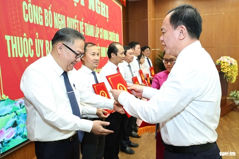 Đồng Nai bổ nhiệm 14 lãnh đạo sở ngành sau sáp nhập - Ảnh 1.