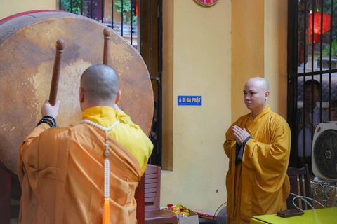 Đúng 6h sáng nay, Hơn 18.000 ngôi chùa, tự viện trên cả nước đồng loạt cầu Quốc thái dân an - Ảnh 1. Hơn 18.000 ngôi chùa và tự viện cả nước đồng loạt 6h sáng cử chuông trống cầu quốc thái dân an - Ảnh 1.