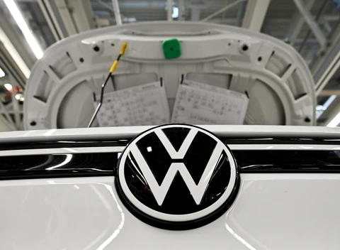 Tranh cãi logo hãng xe Volkswagen: Chữ V và W dính liền hay tách nhau? - Ảnh 1.