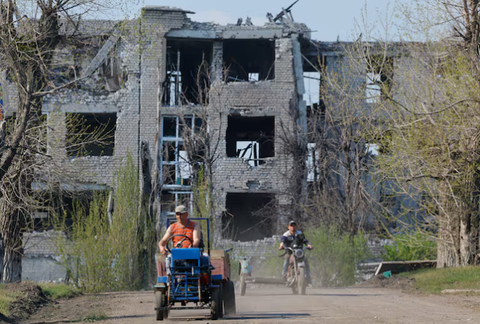 Nga tuyên bố kiểm soát hoàn toàn vùng Luhansk của Ukraine - Ảnh 1.