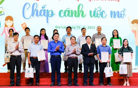 Tôn vinh những bông hoa ngát hương trên hành trình vượt khó đến trường - Ảnh 7.