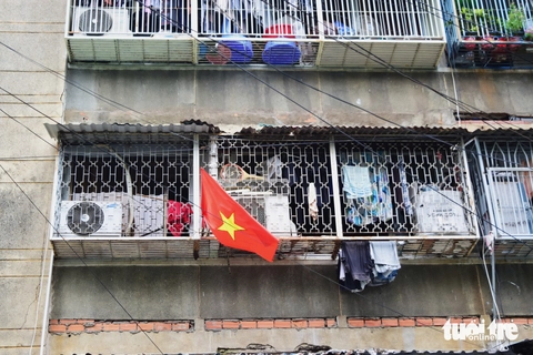 'Chuồng cọp' kín bưng, bít lối thoát hiểm nhiều chung cư cũ ở TP.HCM - Ảnh 3.