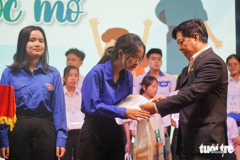 Tôn vinh những bông hoa ngát hương trên hành trình vượt khó đến trường - Ảnh 9. Chắp cánh ước mơ cho những khát khao học tập vượt lên trong gian khó - Ảnh 9.