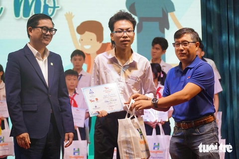 Tôn vinh những bông hoa ngát hương trên hành trình vượt khó đến trường - Ảnh 11. Chắp cánh ước mơ cho những khát khao học tập vượt lên trong gian khó - Ảnh 11.