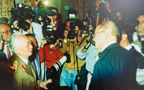 Xem lại thời khắc Tổng thống Bill Clinton tuyên bố bình thường hóa quan hệ với Việt Nam 30 năm trước - Ảnh 5. bình thường hóa quan hệ - Ảnh 6.