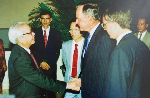 Xem lại thời khắc Tổng thống Bill Clinton tuyên bố bình thường hóa quan hệ với Việt Nam 30 năm trước - Ảnh 6. bình thường hóa quan hệ - Ảnh 7.