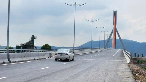 Cầu nghìn tỉ vừa thông, dân phải đi đường vòng, vì sao? - Ảnh 3. Cầu ngàn tỉ vừa thông xe, dân phải đi đường vòng về nhà, địa phương nói gì? - Ảnh 3.