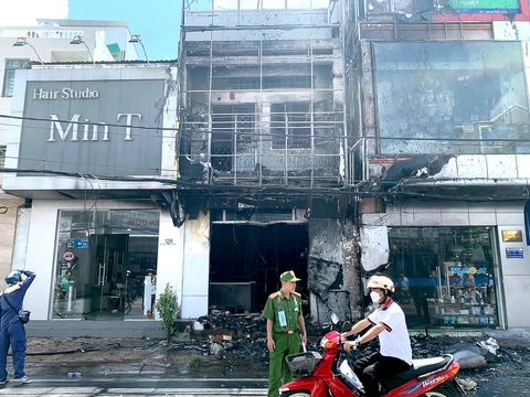 Cháy lớn thiêu rụi tiệm điện thoại ở trung tâm TP Cần Thơ - Ảnh 1.