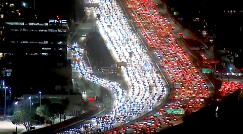 Có thực Los Angeles không còn kẹt xe do trục xuất hết người nhập cư trái phép? - Ảnh 1.