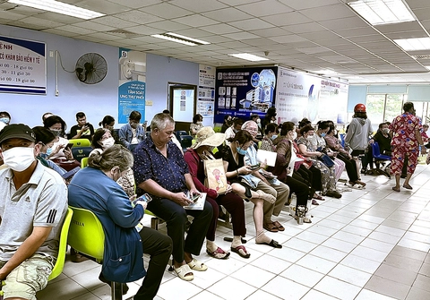 Sở Y tế TP.HCM: Kê đơn thuốc bệnh mạn tính 2-3 tháng 'không phải cấp phát tùy ý' - Ảnh 1.