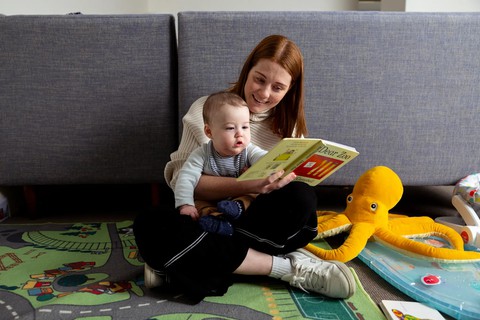 Đọc sách cho con nghe trước khi ngủ là khoảnh khắc thiêng liêng nhất với ba mẹ - Ảnh 3. Đọc sách cho con - Ảnh 3.