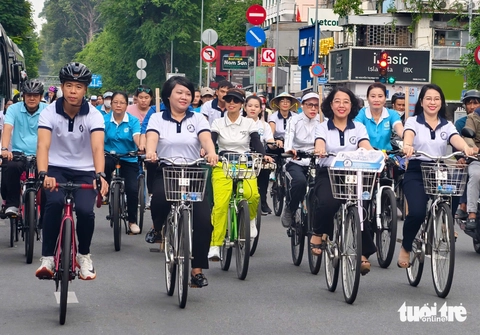 Hơn 100 người đạp xe diễu hành đến chợ Bến Thành mừng thành lập phường Bến Thành - Ảnh 1.