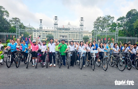 Hơn 100 người đạp xe diễu hành đến chợ Bến Thành mừng thành lập phường Bến Thành - Ảnh 2.