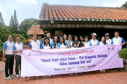 Nhà báo viết về giáo dục thăm Trường Dục Thanh - Ảnh 2.