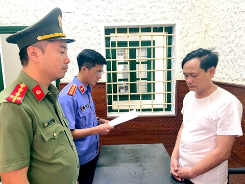 Một phóng viên bị bắt về hành vi sử dụng giấy tờ giả - Ảnh 1.
